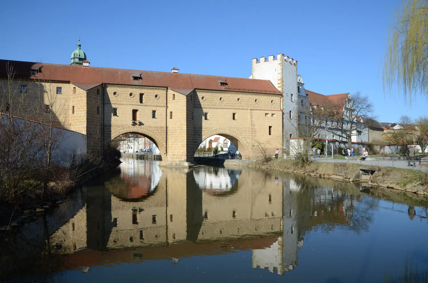 Stadtbrille Amberg mit kurfürstlichem Zeughaus an der Vils — Foto: Tilman2007 / CC BY-SA 3.0, Wikimedia Commons