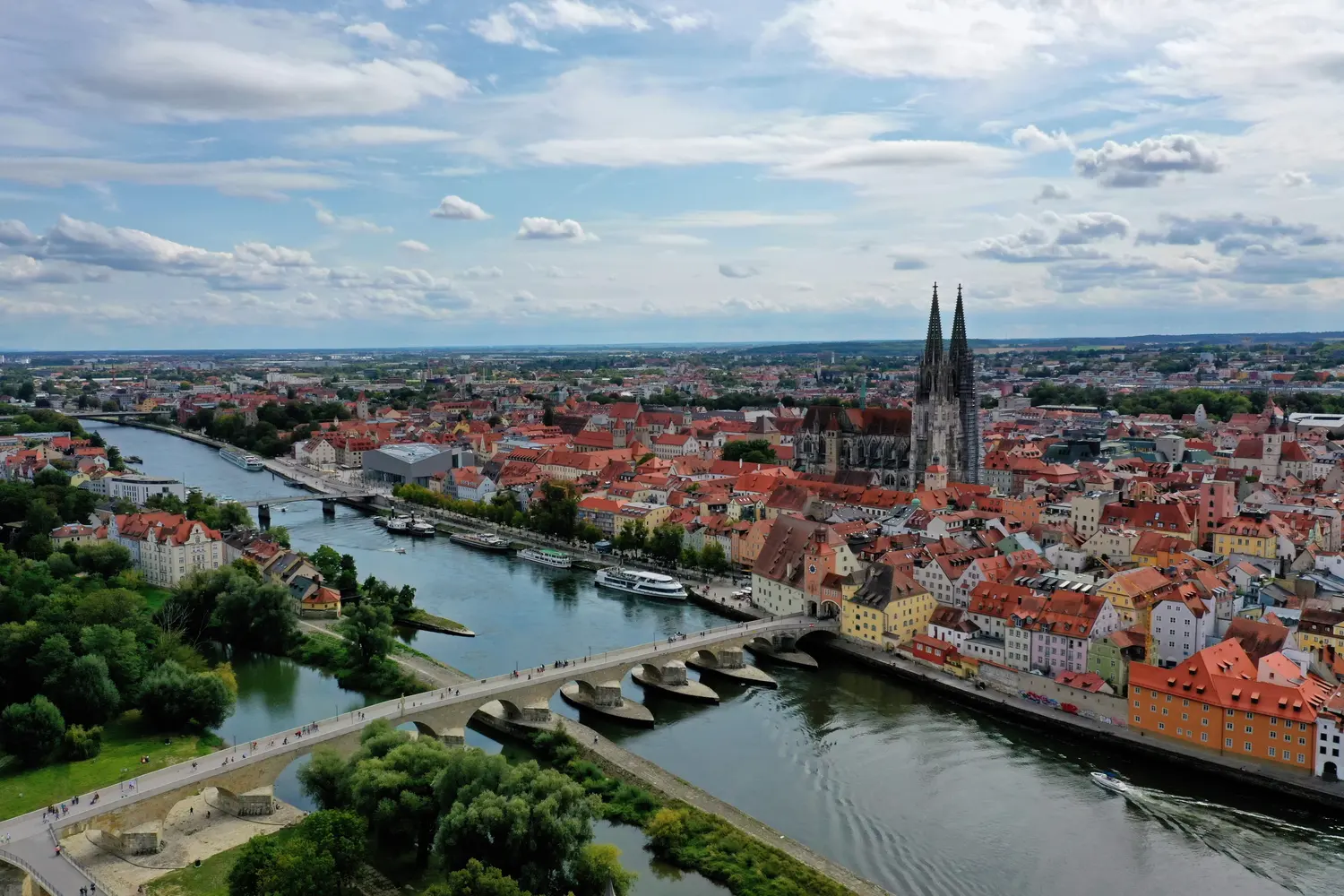 Steinerne Brücke und Dom zu Regensburg an der Donau — Foto: SimonWaldherr / CC BY-SA 4.0, Wikimedia Commons