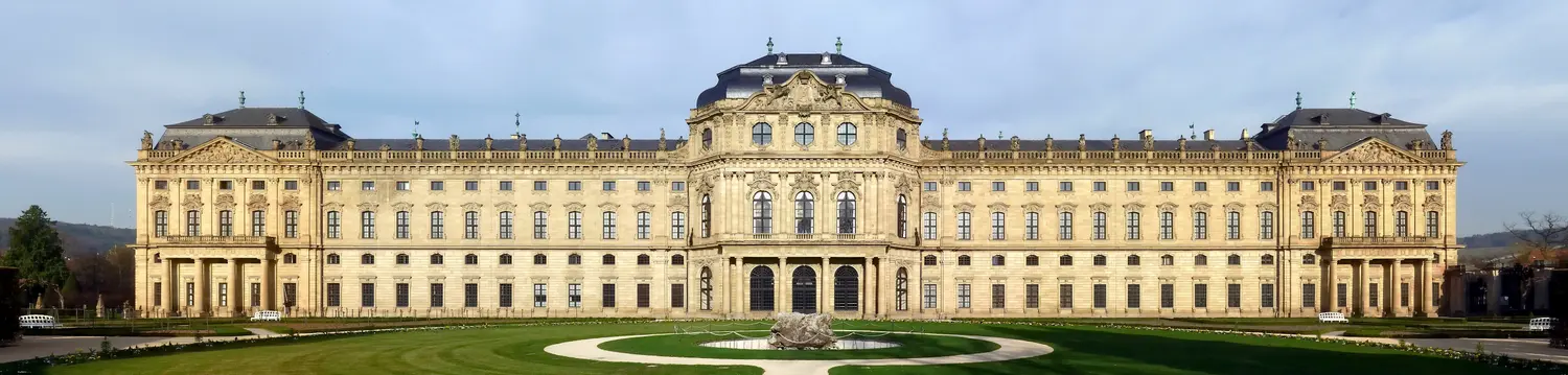 Gartenfront der Würzburger Residenz mit Hofgarten — Foto: Rainer Lippert, Wikimedia Commons (gemeinfrei)