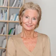 Porträt einer lächelnden Seniorin – Kundin Ingrid Meier