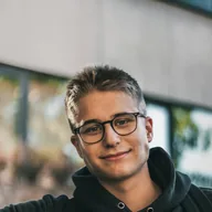 Porträt eines jungen Mannes mit Brille – Kunde Tobi S.